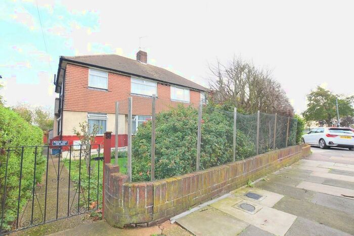 2 Bedroom Flat To Rent In Dryden Close, Hainault, IG6