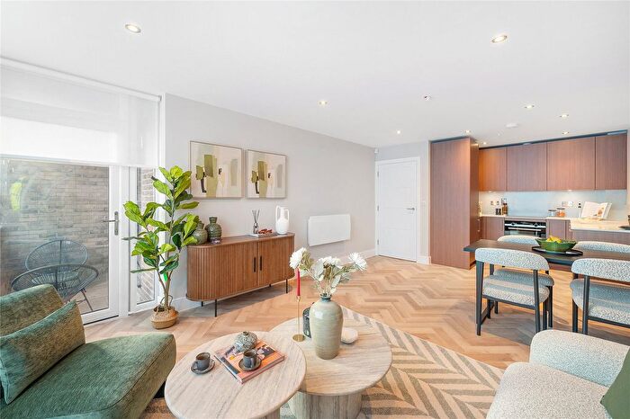 2 Bedroom Flat For Sale In Thornton Road, London, SW12