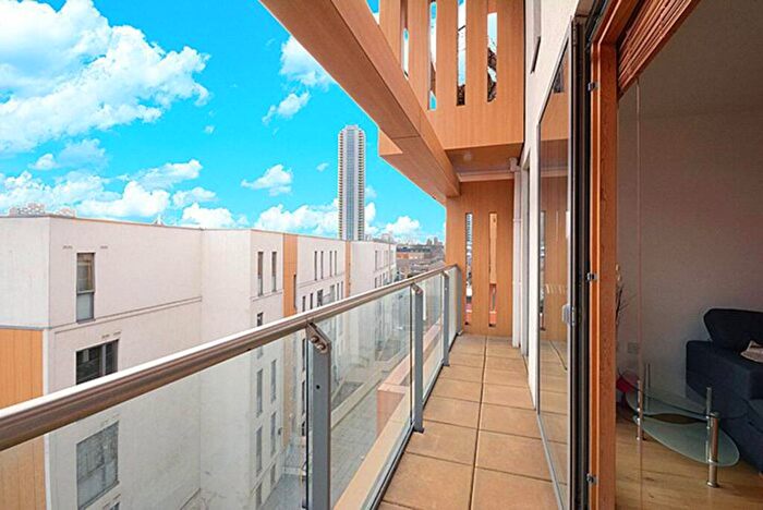 2 Bedroom Flat To Rent In Crampton Street, Elephant And Castle, London, SE17