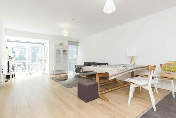 3 Bedroom Flat To Rent In Commercial Road, Aldgate, E1