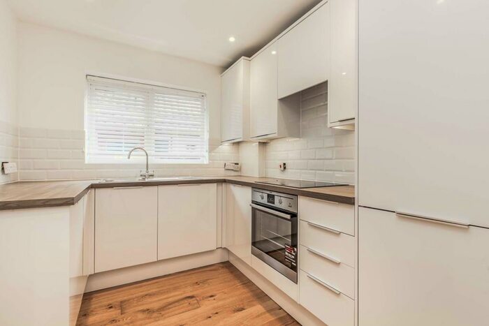 2 Bedroom Bungalow To Rent In Barn Rise, Brighton, BN1