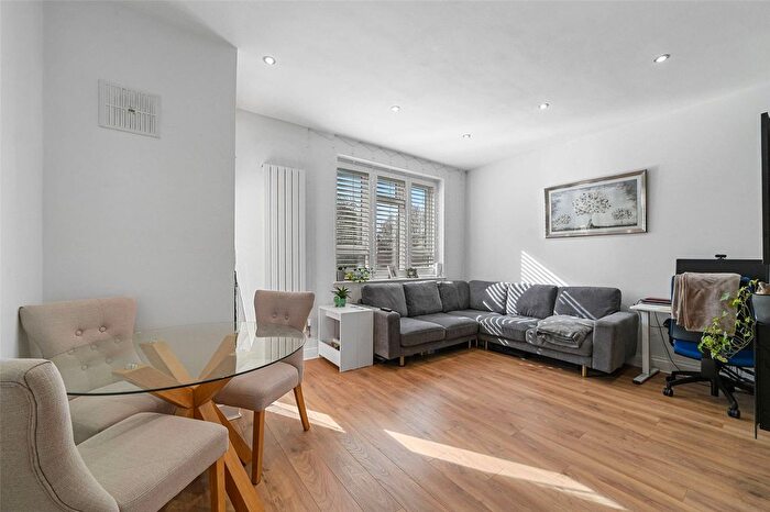 2 Bedroom Flat For Sale In Ickburgh Estate, Upper Clapton Road, London, E5