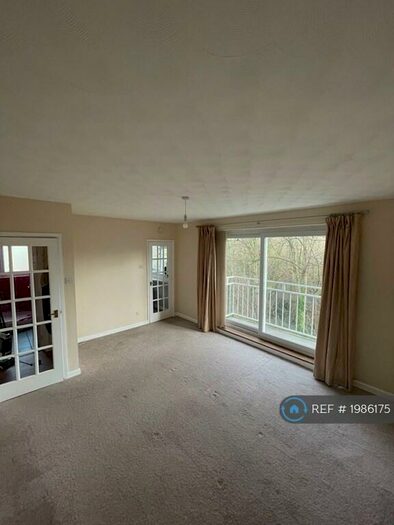 2 Bedroom Flat To Rent In Brook Court, Southampton, SO16
