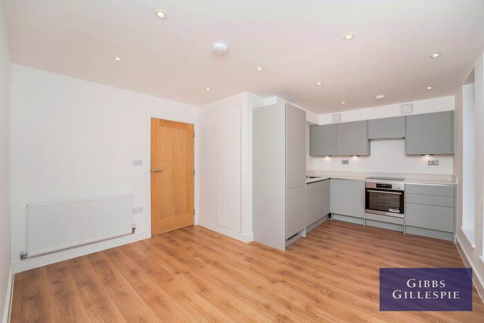 2 Bedroom Flat To Rent In New Broadway, Ealing, W5