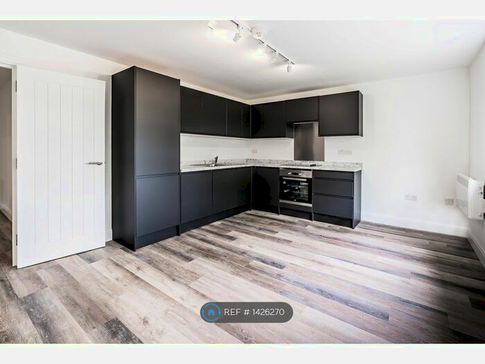 2 Bedroom Flat To Rent In South Lodge, Barnet, EN5