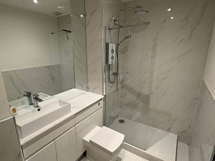 1 Bedroom Flat For Sale In Cleeve Road, Leatherhead, Surrey, KT22
