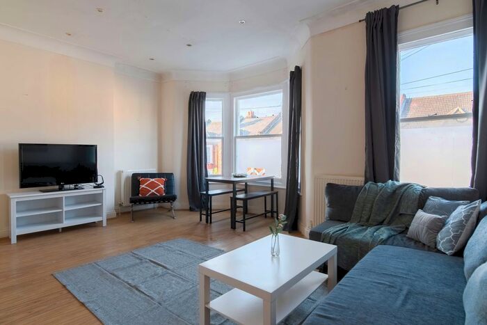 2 Bedroom Flat To Rent In Foxbourne Road, London, SW17