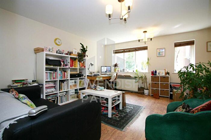 2 Bedroom Flat To Rent In Fernwood Court, Southgate, London, N14