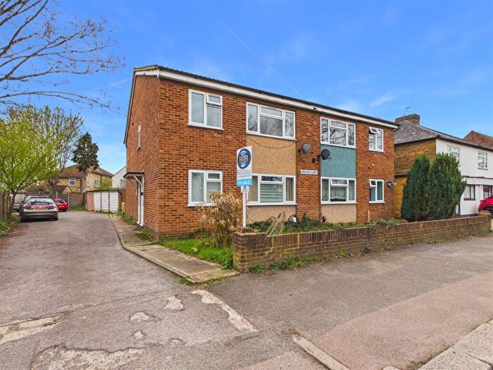 2 Bedroom Flat For Sale In Queens Road, Hersham, Walton-On-Thames, KT12