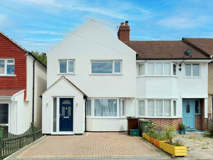 3 Bedroom Semi-Detached House To Rent In Buckland Way, Worcester Park, KT4