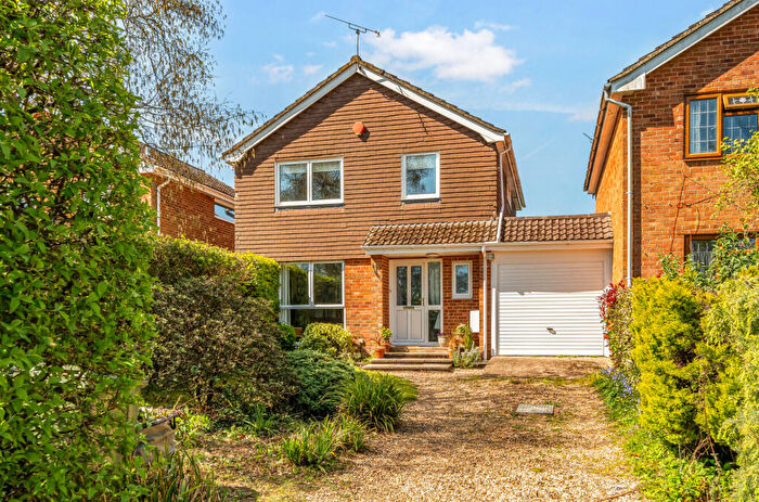 3 Bedroom Link Detached House For Sale In Barnes Close, West Wellow, Romsey, Hampshire, SO51