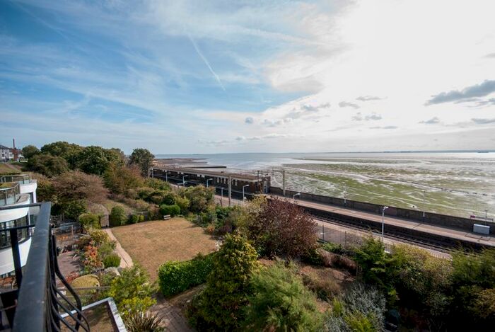 2 Bedroom Flat To Rent In Undercliff Gardens, Leigh-On-Sea, SS9