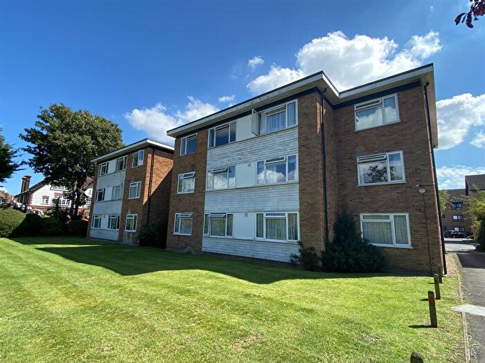 2 Bedroom Apartment To Rent In Sycamore Grove, New Malden, KT3