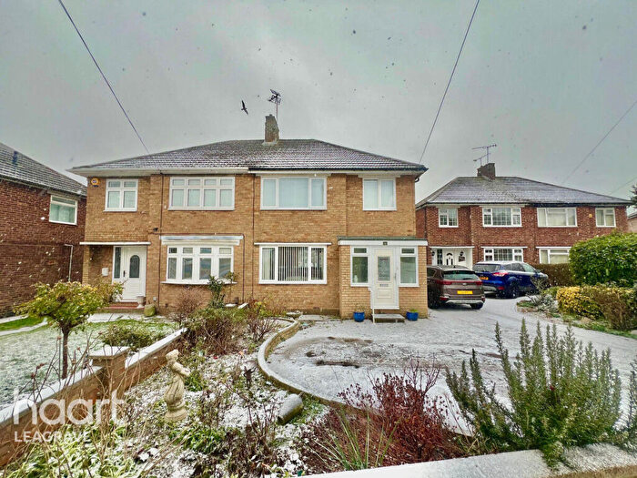 3 Bedroom Semi Detached House For Sale In Cranbrook Drive, Luton, LU3