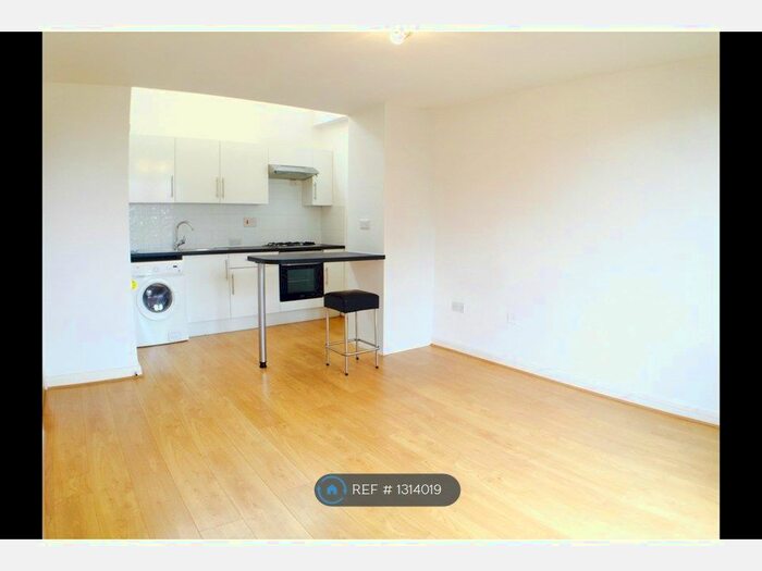 1 Bedroom Flat To Rent In London Road, Twickenham, TW1