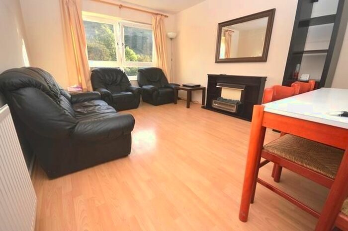 1 Bedroom Flat To Rent In Dumbiedykes Road, Edinburgh, EH8