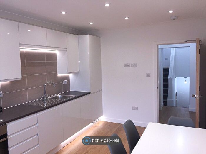 3 Bedroom Flat To Rent In Camden, London, N7