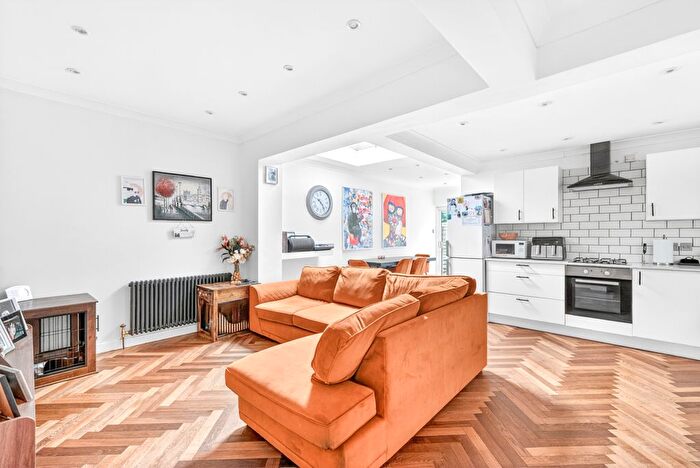 2 Bedroom Flat For Sale In Windmill Road, Brentford, TW8