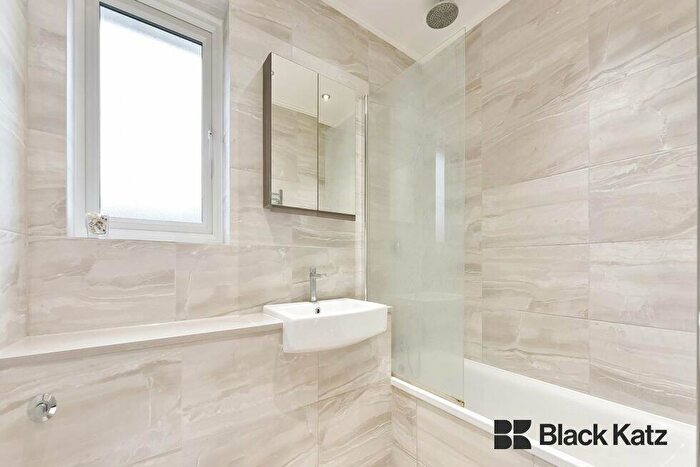 4 Bedroom Flat To Rent In Rowditch Lane, Battersea, SW11