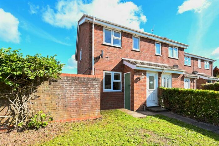 2 Bedroom House To Rent In Chatsworth Road, Chichester, PO19