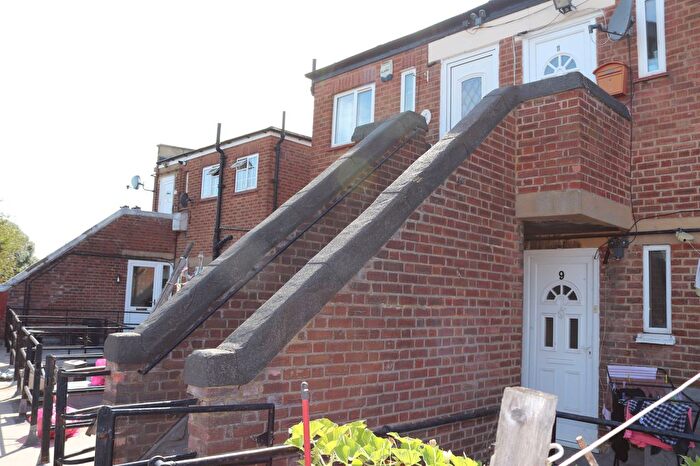 2 Bedroom Flat To Rent In Frinton Mews, Ilford, Essex, IG2