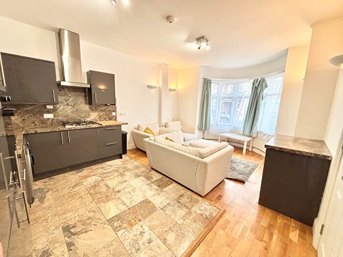 3 Bedroom Flat To Rent In Montana Road, Tooting, SW17