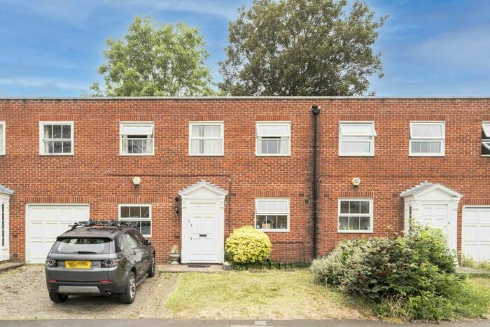 4 Bedroom Property To Rent In Leeward Gardens, London, SW19