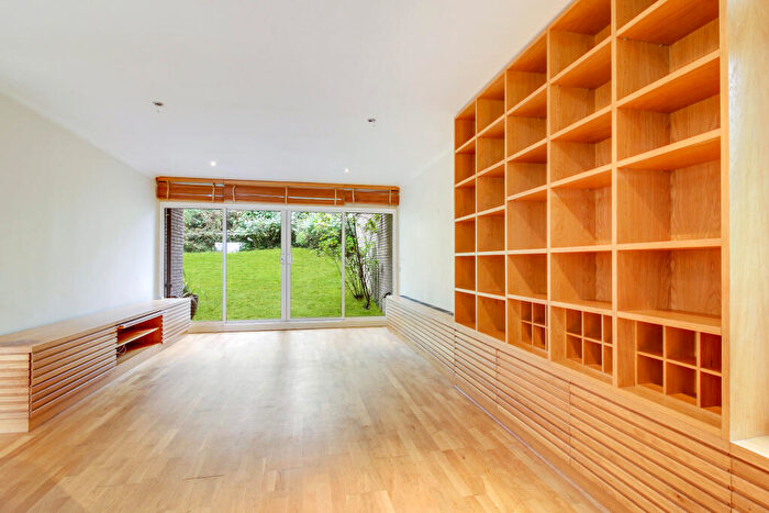 2 Bedroom Flat To Rent In Falcon Lodge Oakhill Park Hampstead, NW3