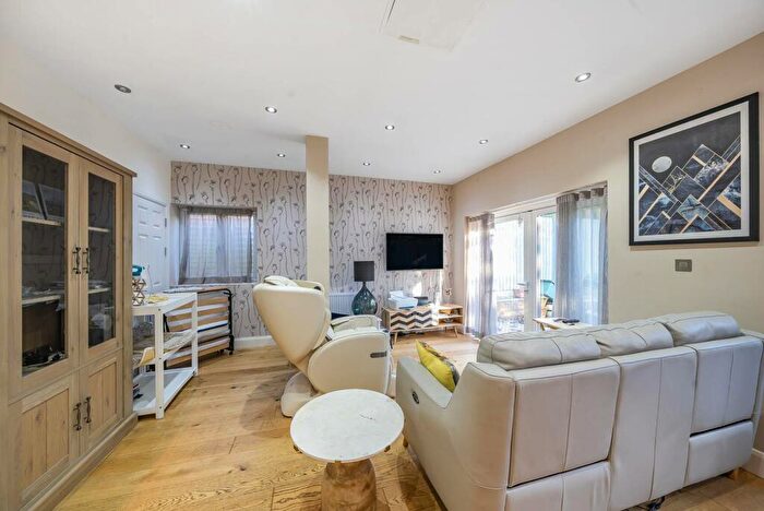 2 Bedroom Flat To Rent In Rondu Road, Cricklewood, London, NW2