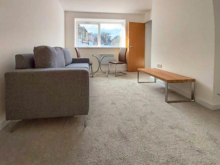 1 Bedroom Apartment To Rent In West Parade, Halifax, West Yorkshire, HX1