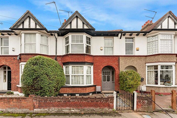3 Bedroom Property For Sale In Waverley Road, London, E18
