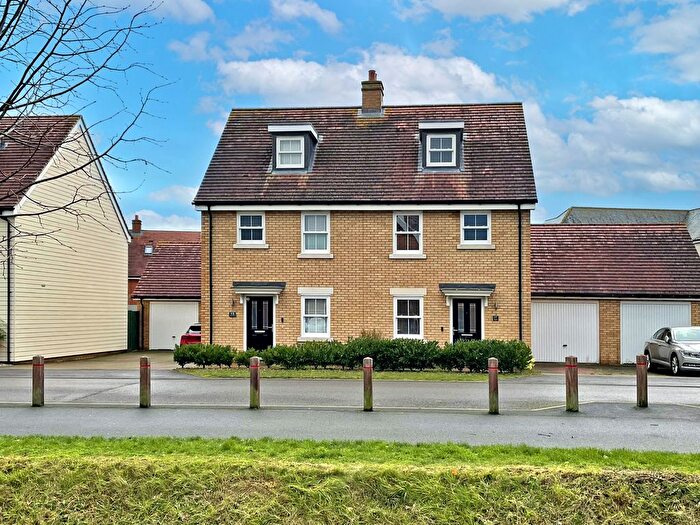 3 Bedroom Semi Detached House For Sale In Wensum Grove, Biggleswade, SG18