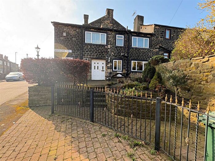 3 Bedroom Cottage For Sale In White Lane Top, Bradford, BD6