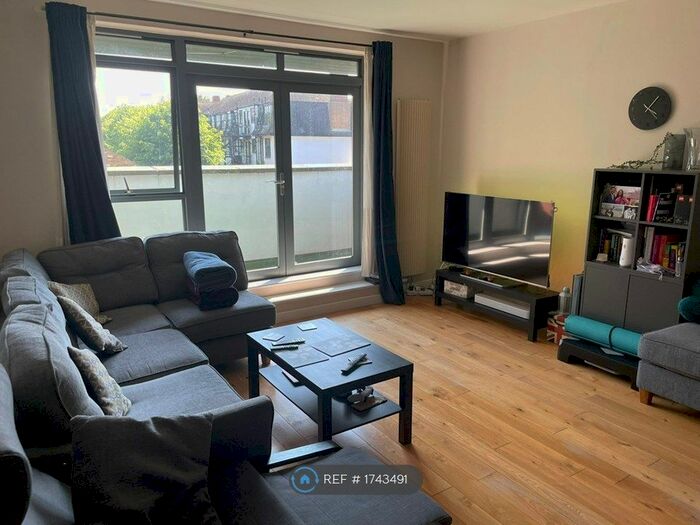 2 Bedroom Flat To Rent In Albans Close, London, SW16