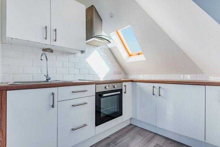 1 Bedroom Flat To Rent In Kingston Road, Epsom, KT19