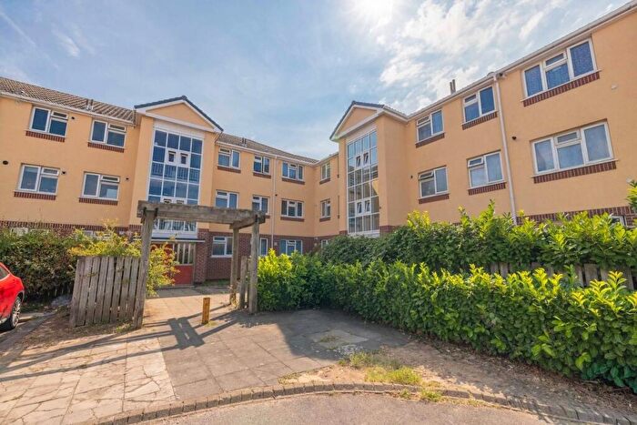 2 Bedroom Ground Maisonette For Sale In Bromycroft Road, Slough, SL2
