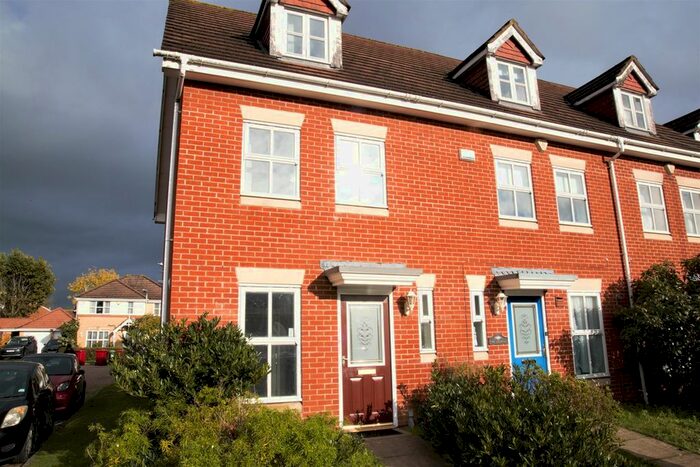 3 Bedroom End Of Terrace House To Rent In Hurworth Avenue, Slough, SL3