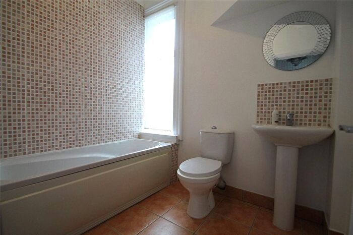2 Bedroom Flat To Rent In Beaconsfield Road, London, N11