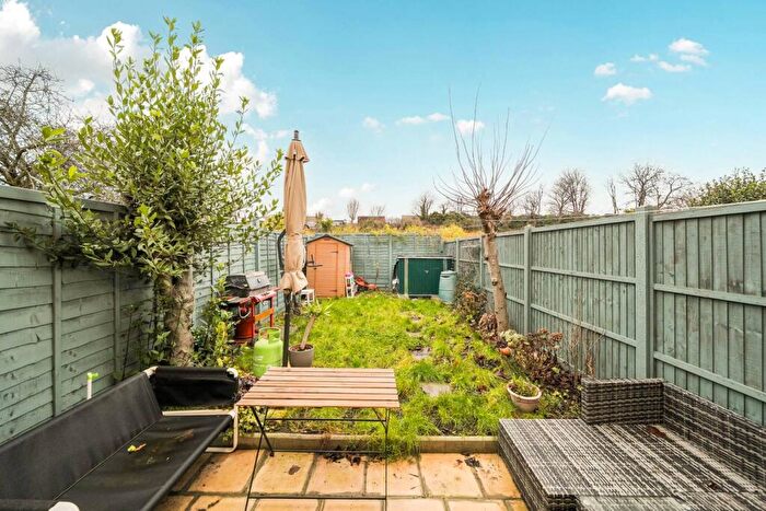 1 Bedroom Flat For Sale In Chapter Road, Willesden Green, London, NW2