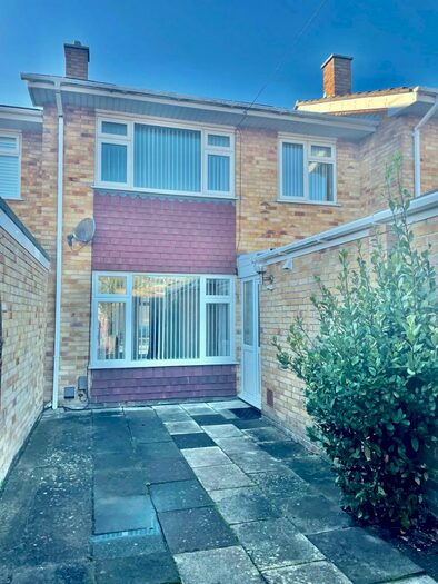 3 Bedroom Semi-Detached House To Rent In The Avenue, Gosport, PO12