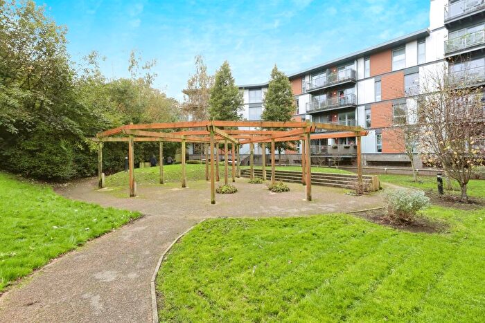 2 Bedroom Flat For Sale In Commonwealth Drive, Crawley, RH10