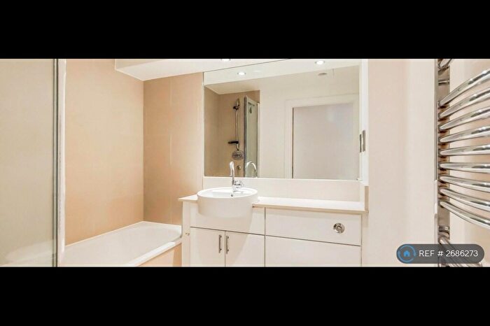 1 Bedroom Flat To Rent In The Royal Quarter, Kingston, KT2