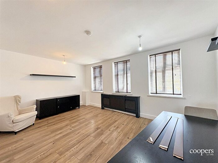 2 Bedroom Flat To Rent In Long Lane, Ickenham, UB10