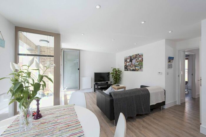 1 Bedroom Flat To Rent In Triangle Place, Clapham South, London, SW4