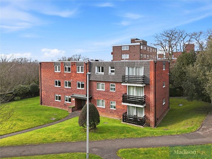 3 Bedroom Flat For Sale In Parkmore Close, Woodford Green, IG8
