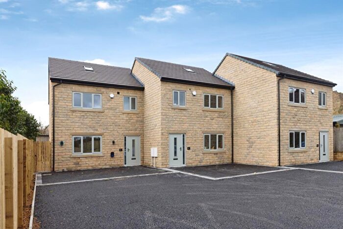 4 Bedroom End Of Terrace House For Sale In Illingworth Hall Farm Gardens, Halifax, HX2