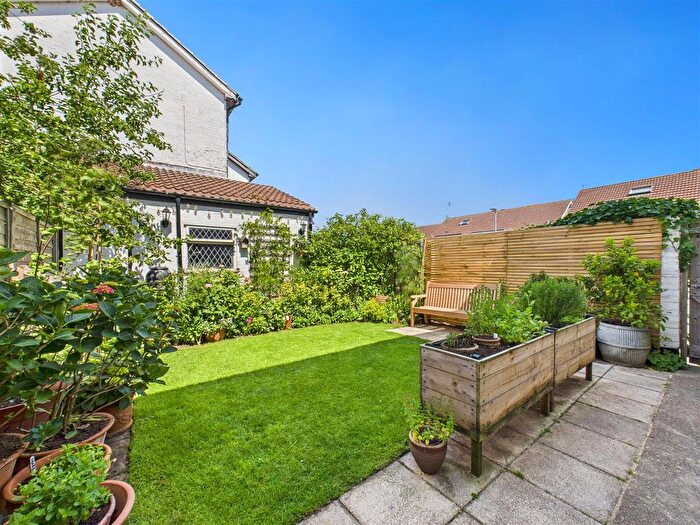 3 Bedroom Semi-detached House For Sale In Mere Way, Swanland, HU14