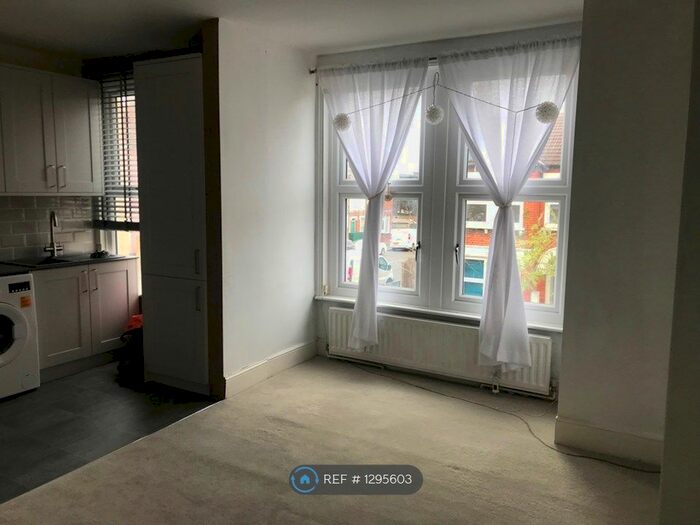 2 Bedroom Maisonette To Rent In (First Floor), London, SE27