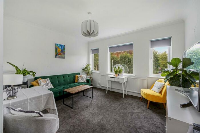 2 Bedroom Maisonette To Rent In North End Road, Golders Green, NW11