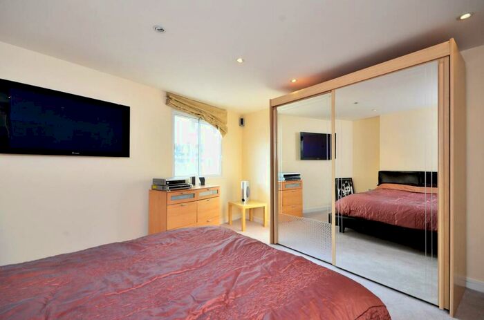 3 Bedroom Flat To Rent In Lavender Hill, Battersea, London, SW11